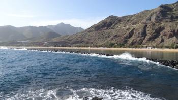 der Playa de las Teresitas ist eine Steinpackung vorgelagert, damit der rangeschaffte Sahara-Sand nicht verschwindet