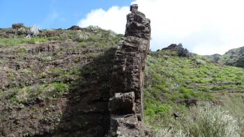 natürliche Felsenmauer die quer durch den Barranco verläuft