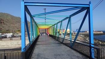 Regenbogenbrücke zur Playa de las Teresitas