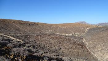 Krater des Montaña Amarilla, der durch eine Wasserdampfexplosion entstand