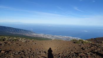 Blick hinunter nach Puerto de la Cruz, links am Horizont die Insel La Palma (ohne Eruptionswolke)