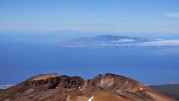 Krater des Pico Viejo mit La Gomera und El Hierro
