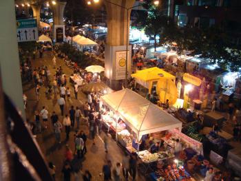 Nachtmarkt unter der Hochbahn