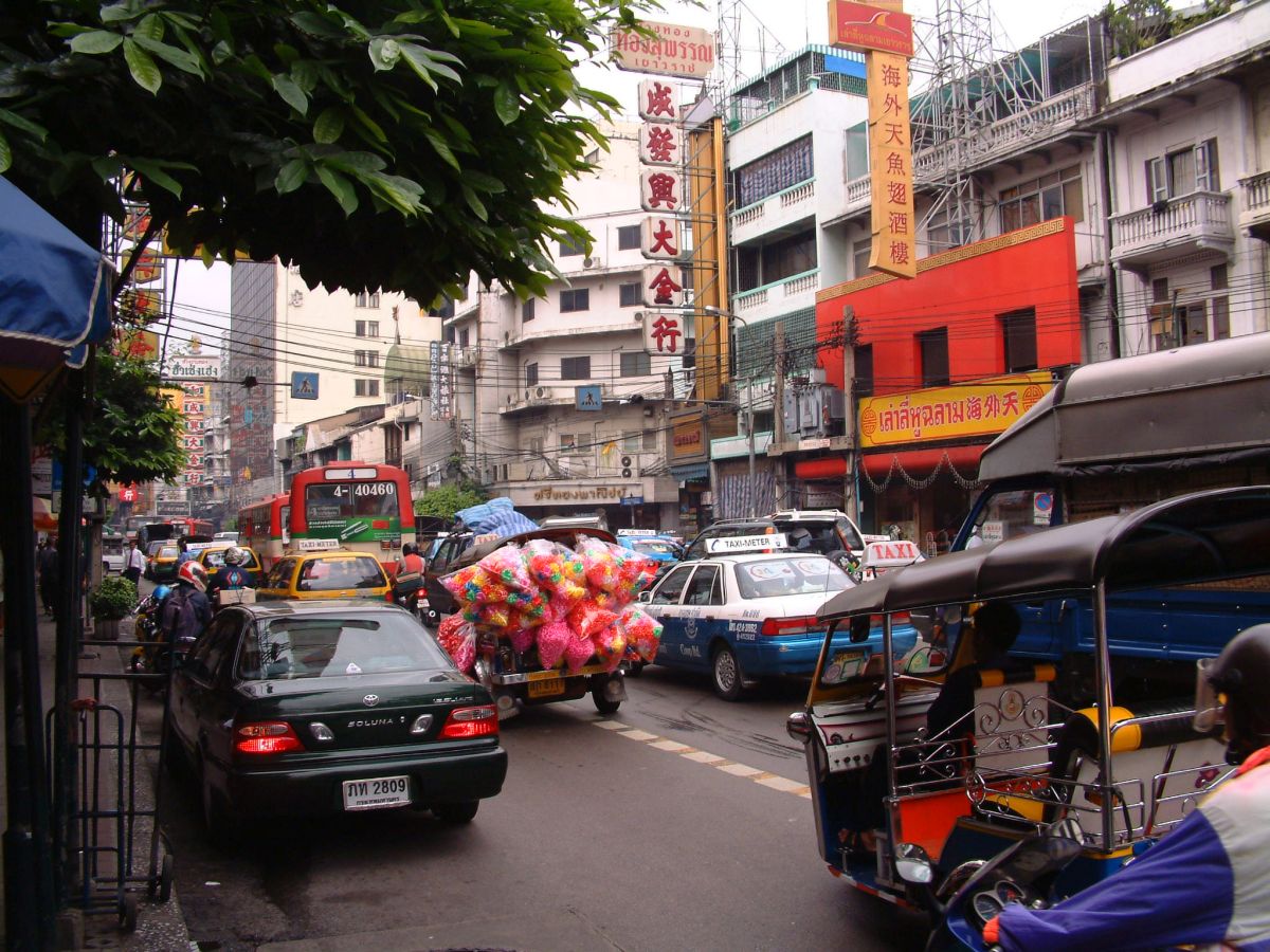 volle laute Straßen in BKK