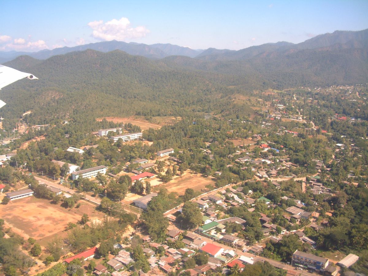 aus dem Flieger: Mae Hong Son von oben