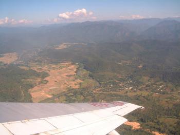 aus dem Flieger: Mae Hong Son von oben