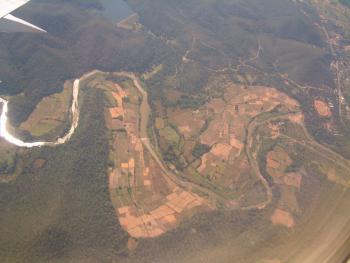 aus dem Flugzeug über den Bergen