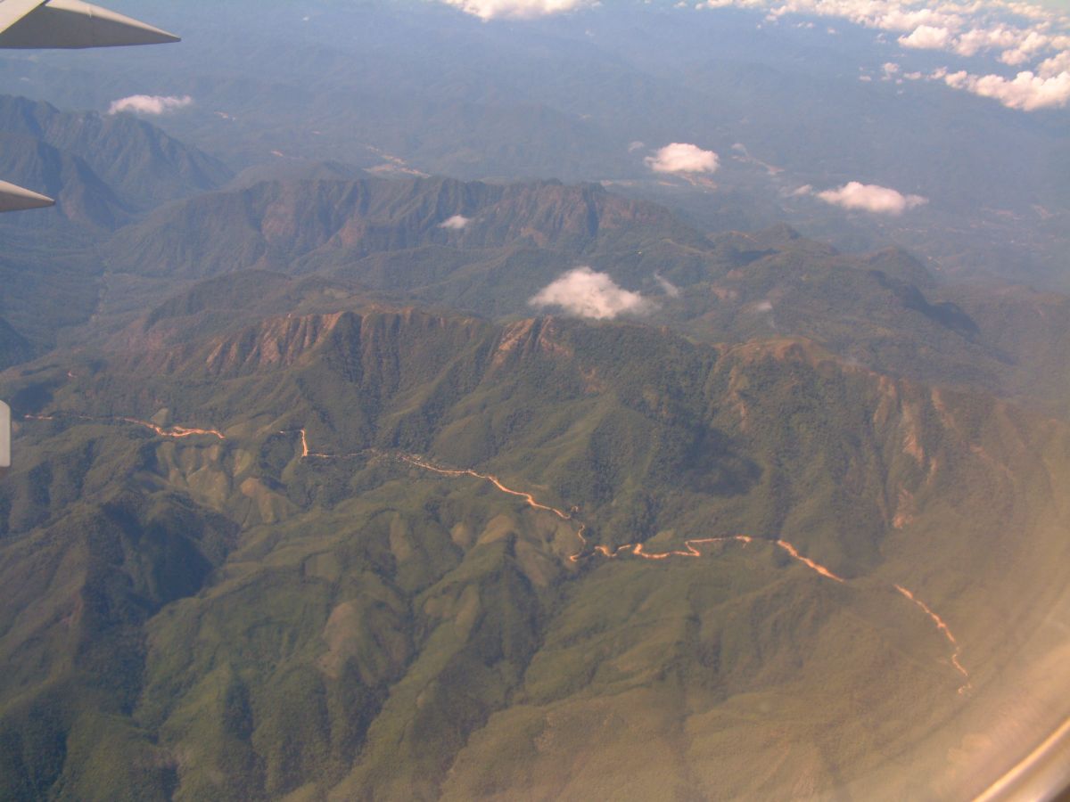 aus dem Flugzeug über den Bergen