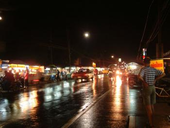 Nachtmarkt mit Fressständen