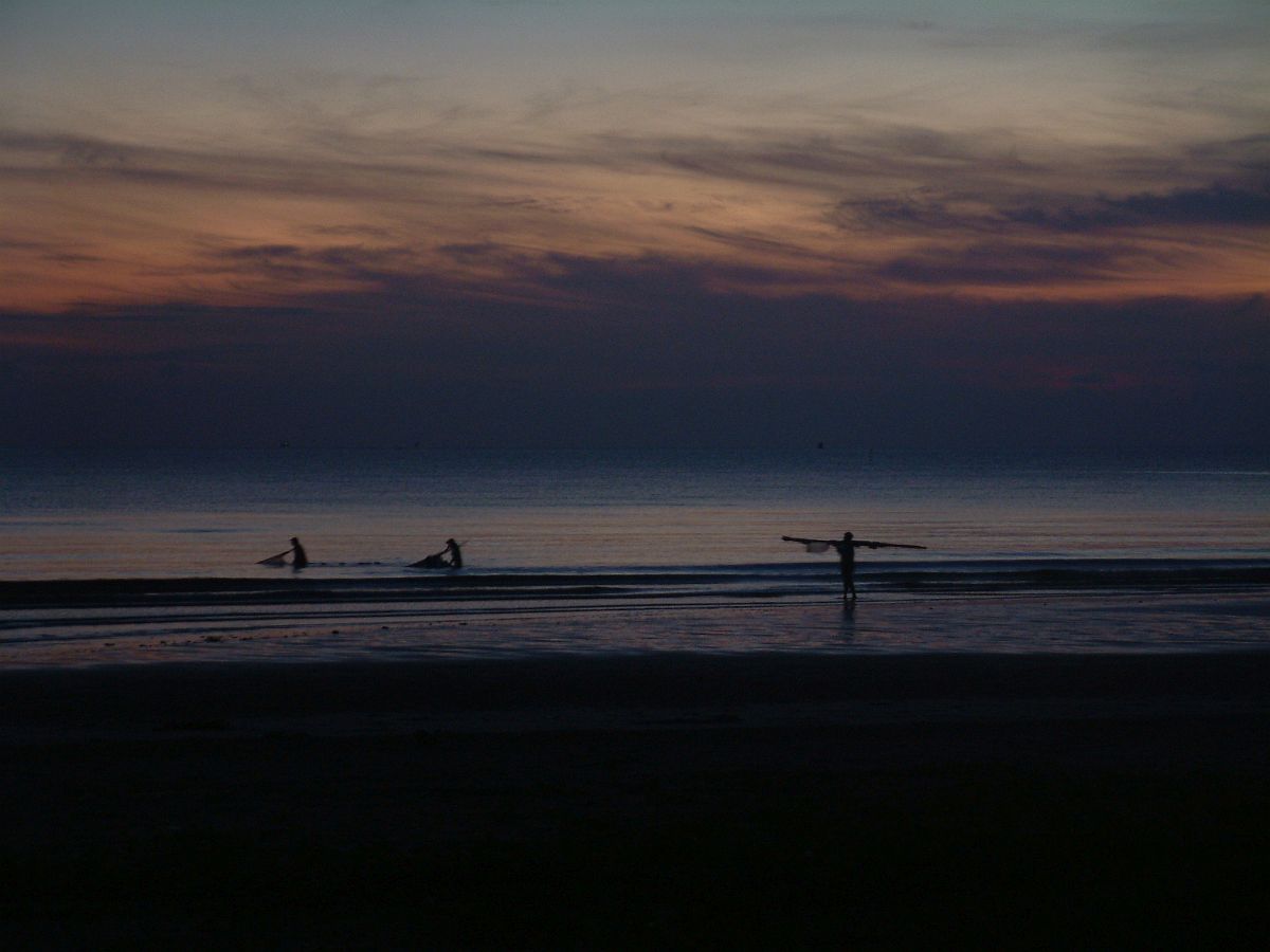 ganz früh am Morgen, Fischer am Strand