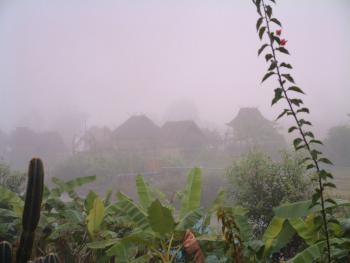 Nebel liegt noch über dem Dorf