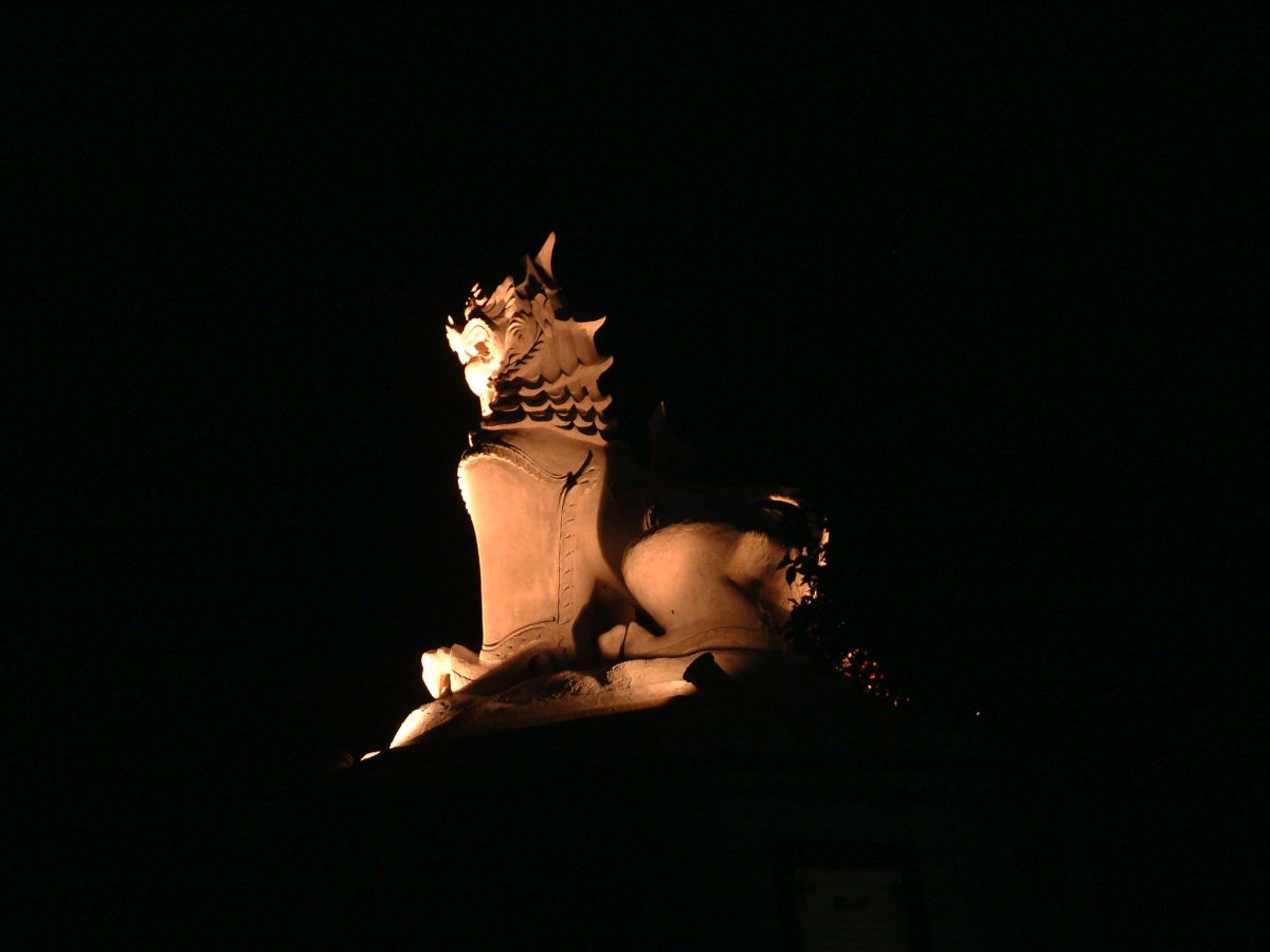 beleuchteter Löwe in Mae Hong Son