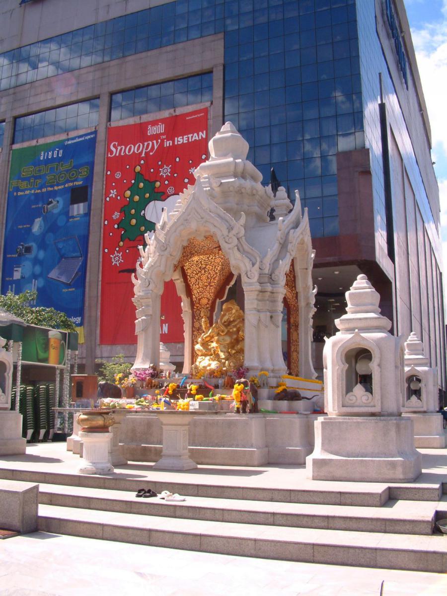 Einkaufszentrum mit Tempel