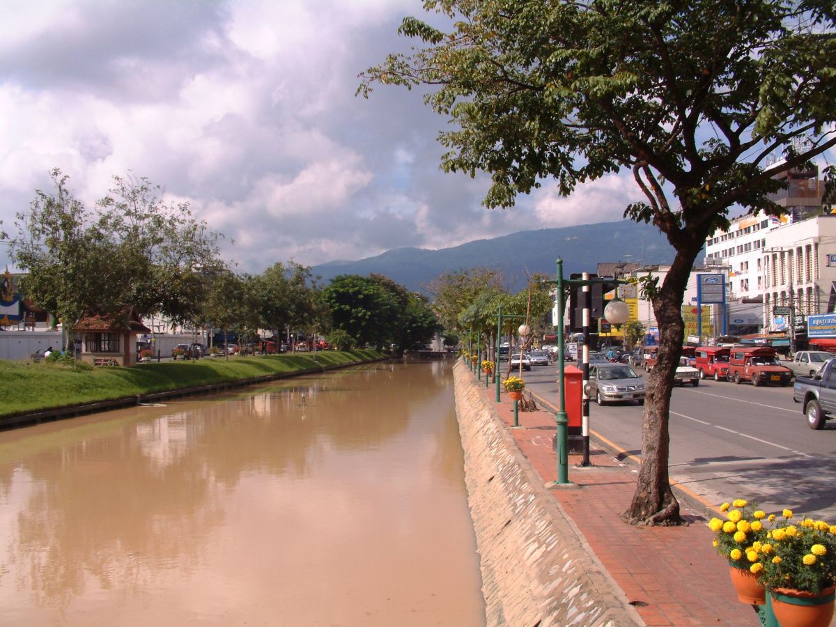 dieser Kanal umgibt in Quadratform die Altstadt vin Chiang Mai