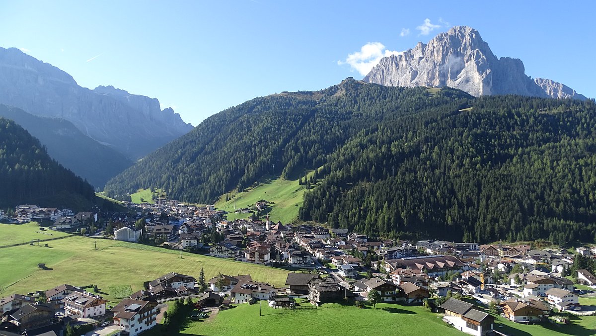 Wolkenstein vor Selva-Gruppe und Langkofel