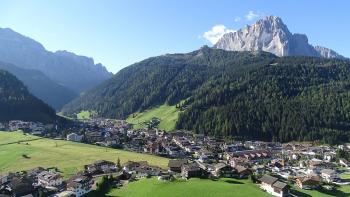 Wolkenstein vor Selva-Gruppe und Langkofel