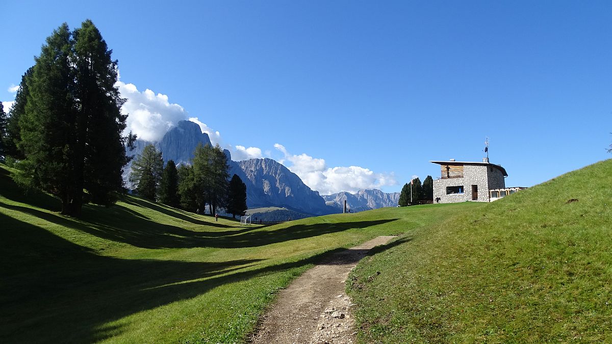 Juac-Hütte mit Langkofel im Hintergrund