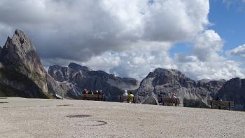 Warten an der Seceda-Bergstation