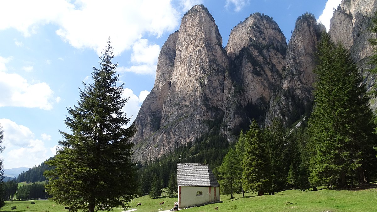 Sylvesterkapelle am Grund des Langentals, Steviatüme überragen das Ganze