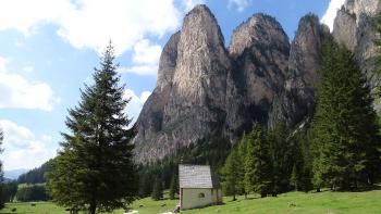 Sylvesterkapelle am Grund des Langentals, Steviatüme überragen das Ganze