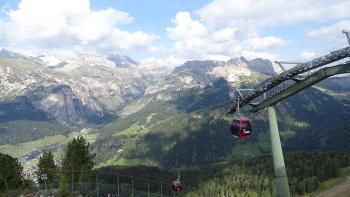 abendliche Bergfahrt hinauf mit der Seilbahn zum Ciampinoi-Gipfel