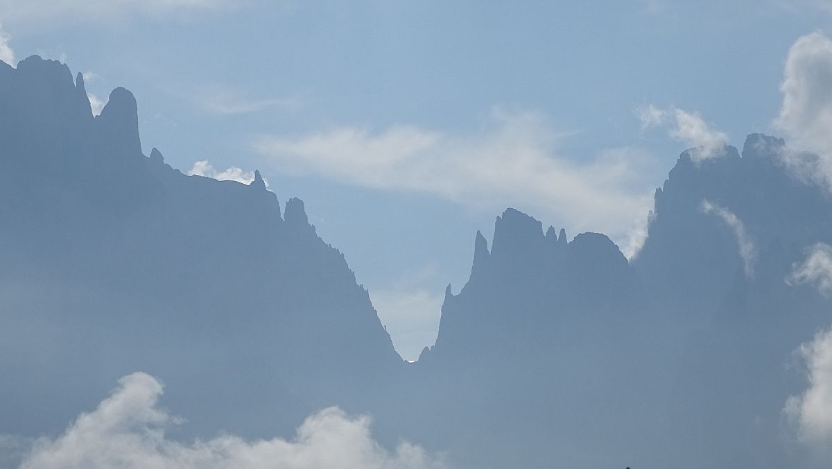 von fern blinkt die Toni-Demez-Hütte in der Langkofelscharte