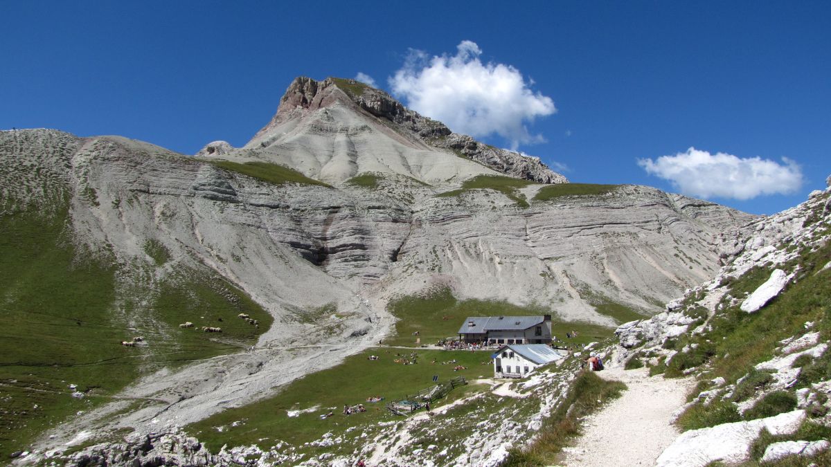 Puez-Hütte mit Puez-Spitze