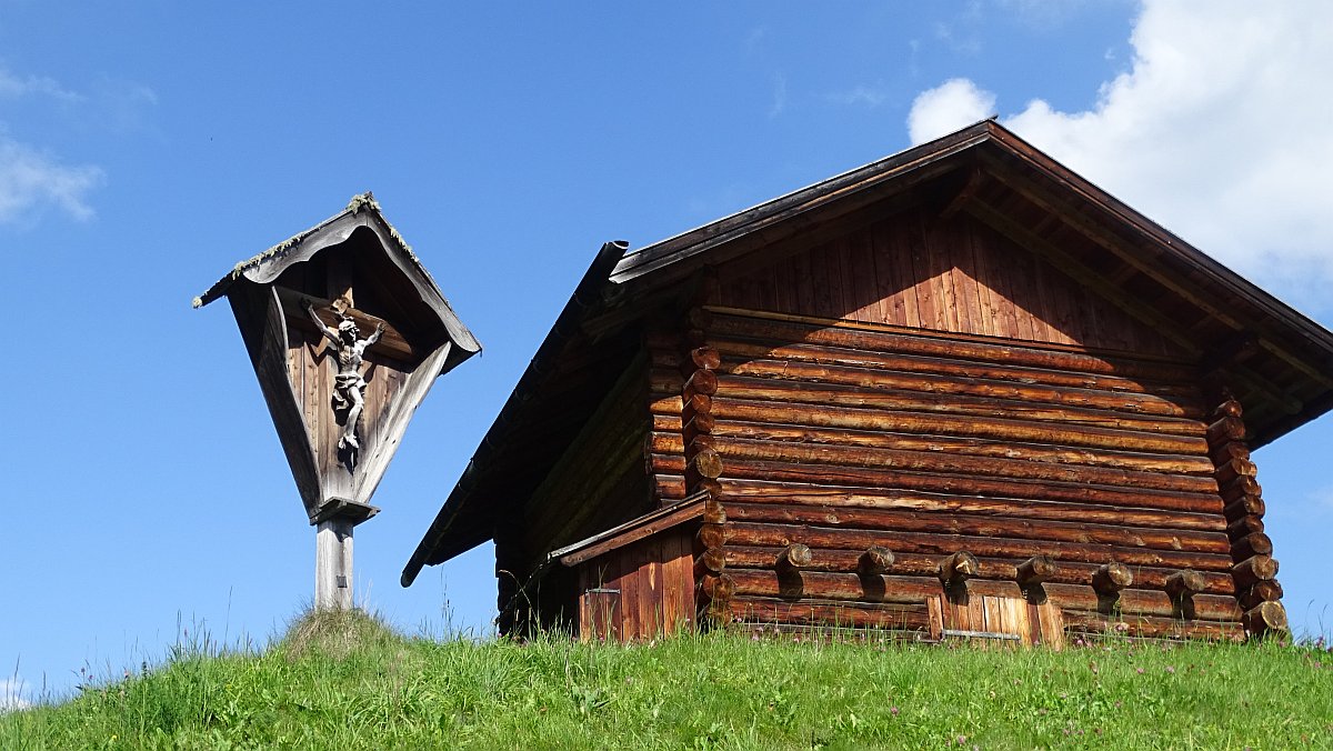 Holzhaus mit Wegstöckl