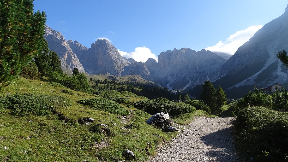 Morgensonne und wolkenfreie Berge