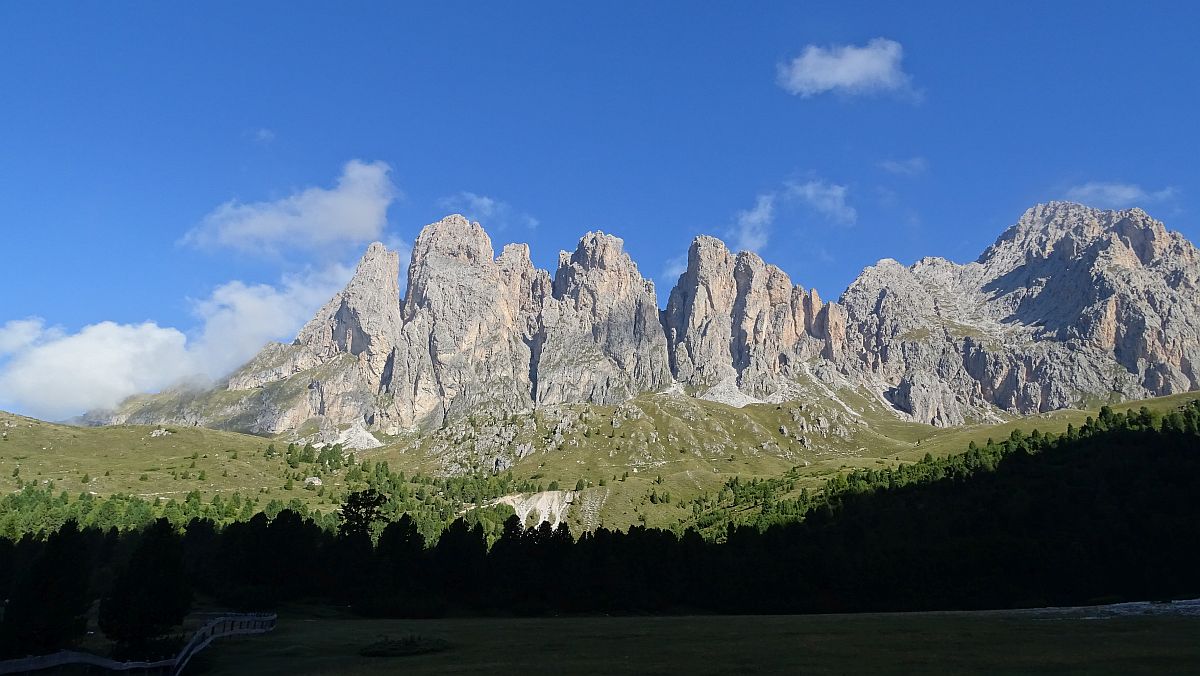 noch sind die Bergspitzen wolkenfrei