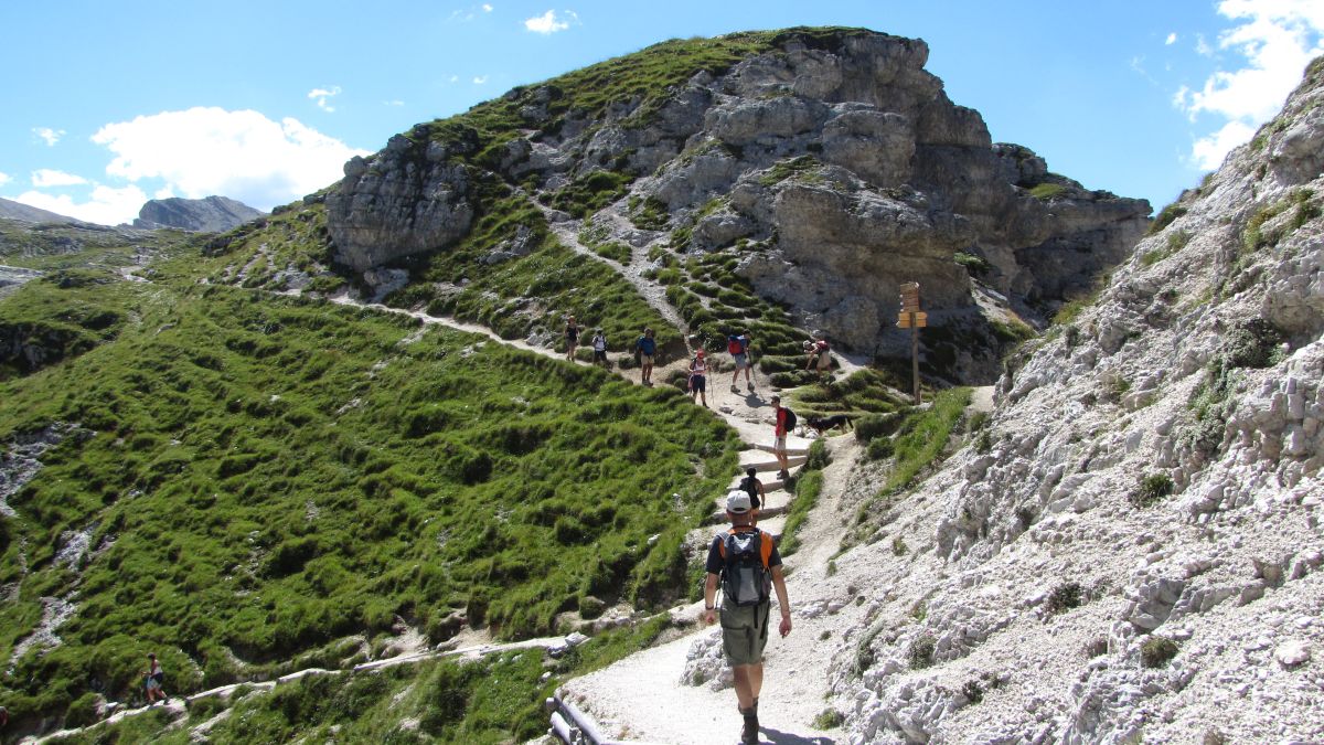 Wanderansammlung an Wegeskreuzung