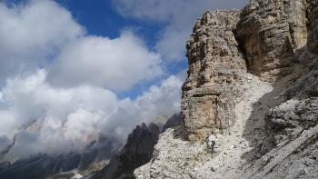 Wolkenumwebte Felsen