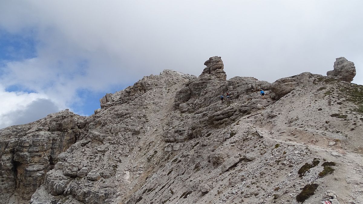 vor mir ein paar Wanderer in den Kletterpassagen