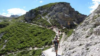 Wanderansammlung an Wegeskreuzung