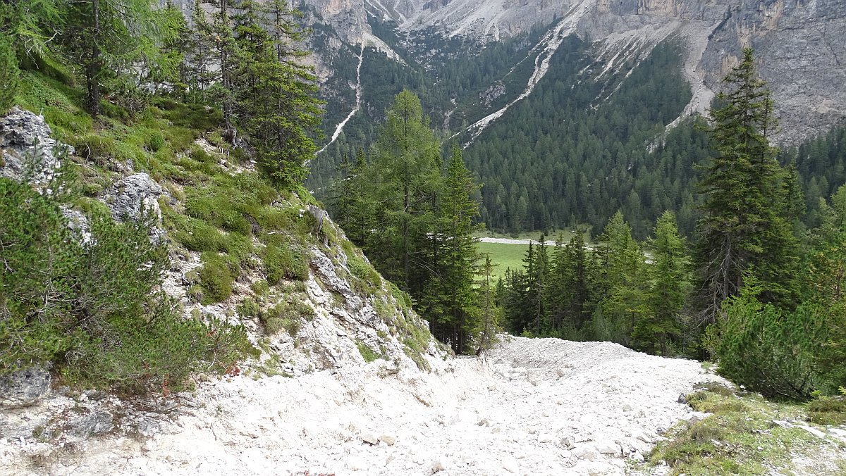 Schuttrinne aus weißem Kalkstein