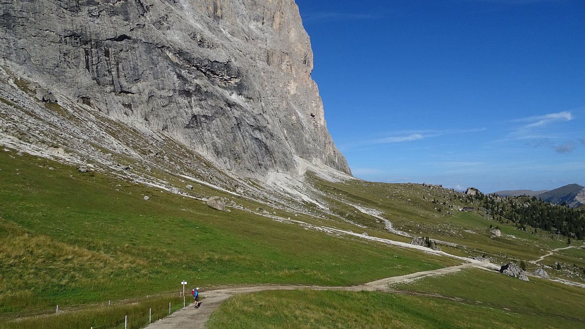 hier kann man erahnen, wie gewaltig der Bergfuß des Langkofel ist