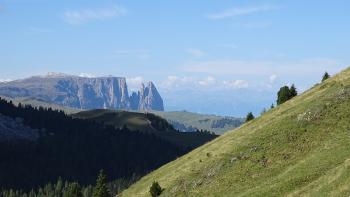 in der Ferne der Schlern mit Santnerspitze