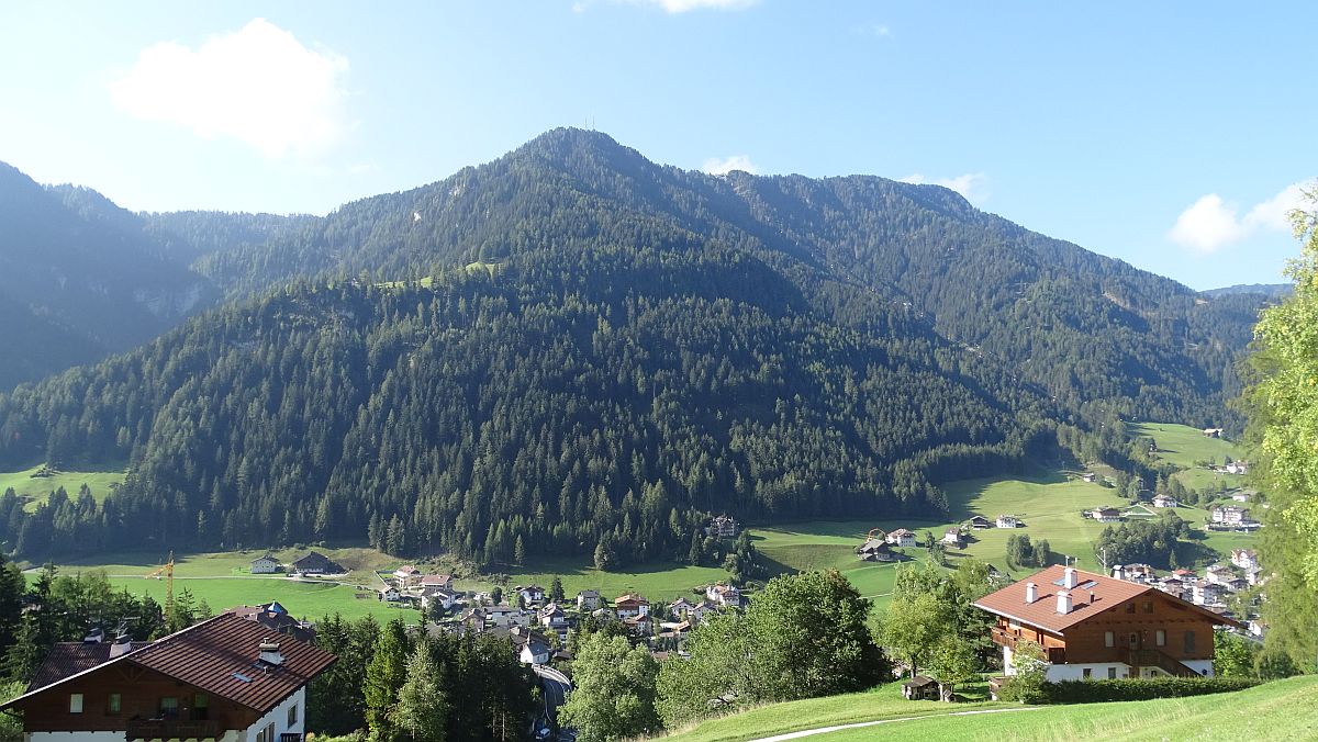 Blick zum Mont Sëuc mit Seilbahnstation