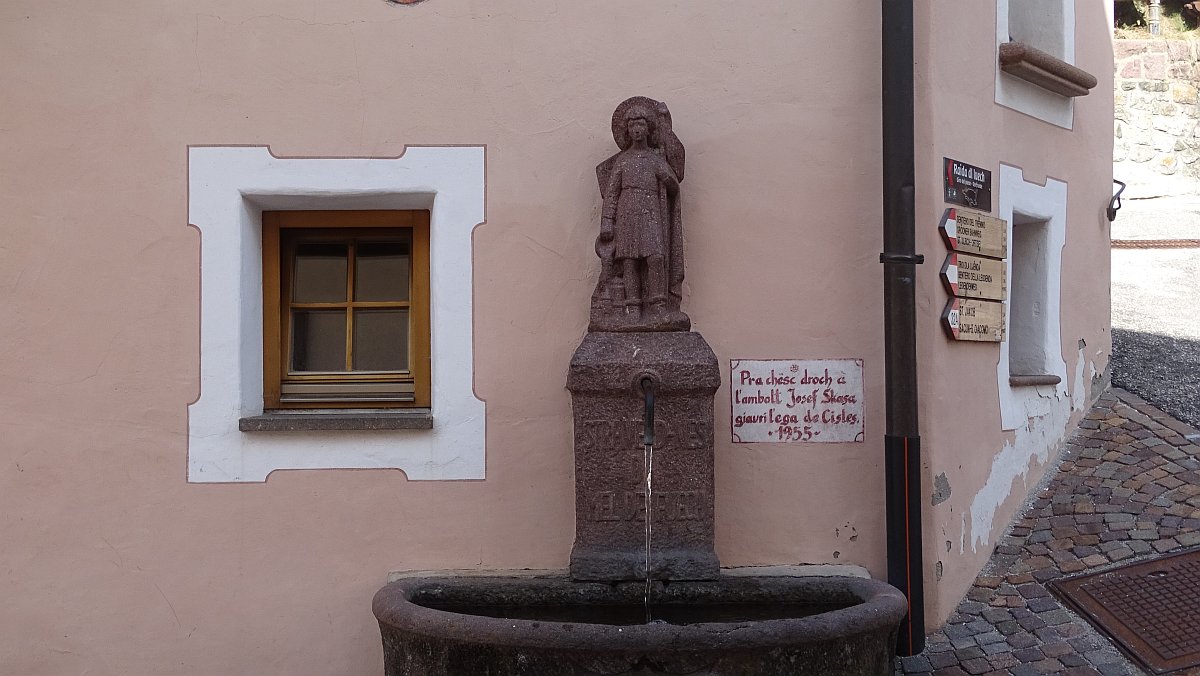 Brunnen in St. Christina mit ladinischer Inschrift