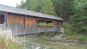 überdachte Fußgängerbrücke über die Rosanna