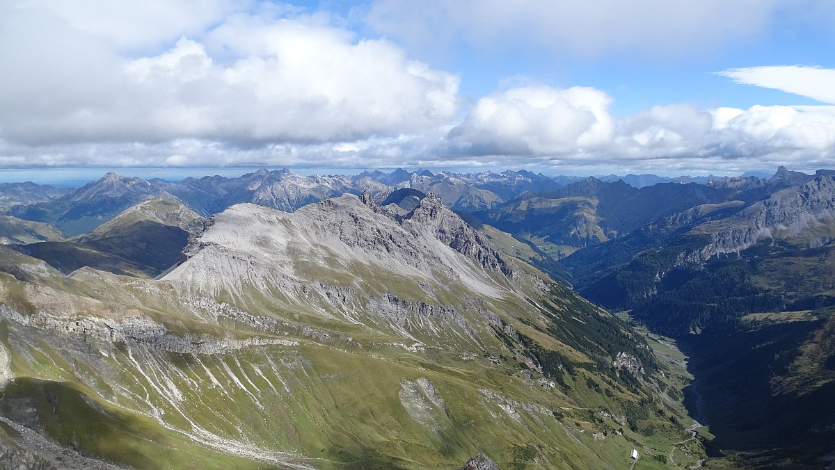 es wird sonniger, Blick auf die umliegenden Gipfel