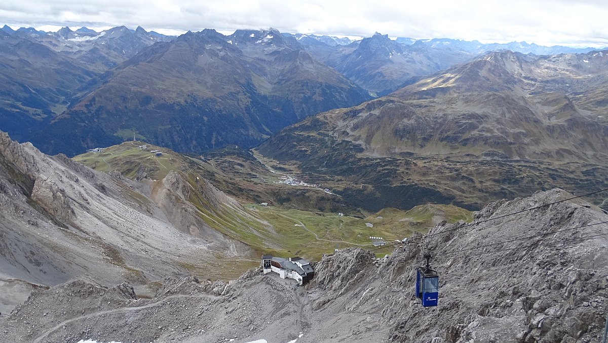 Die Kabinenbahn, die max. 6 Personen befördern kann, bringst uns wieder zu Bergstation Nr. 2