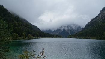 am trüben Plansee noch in Österreich, dem Schnee erst einmal entkommen