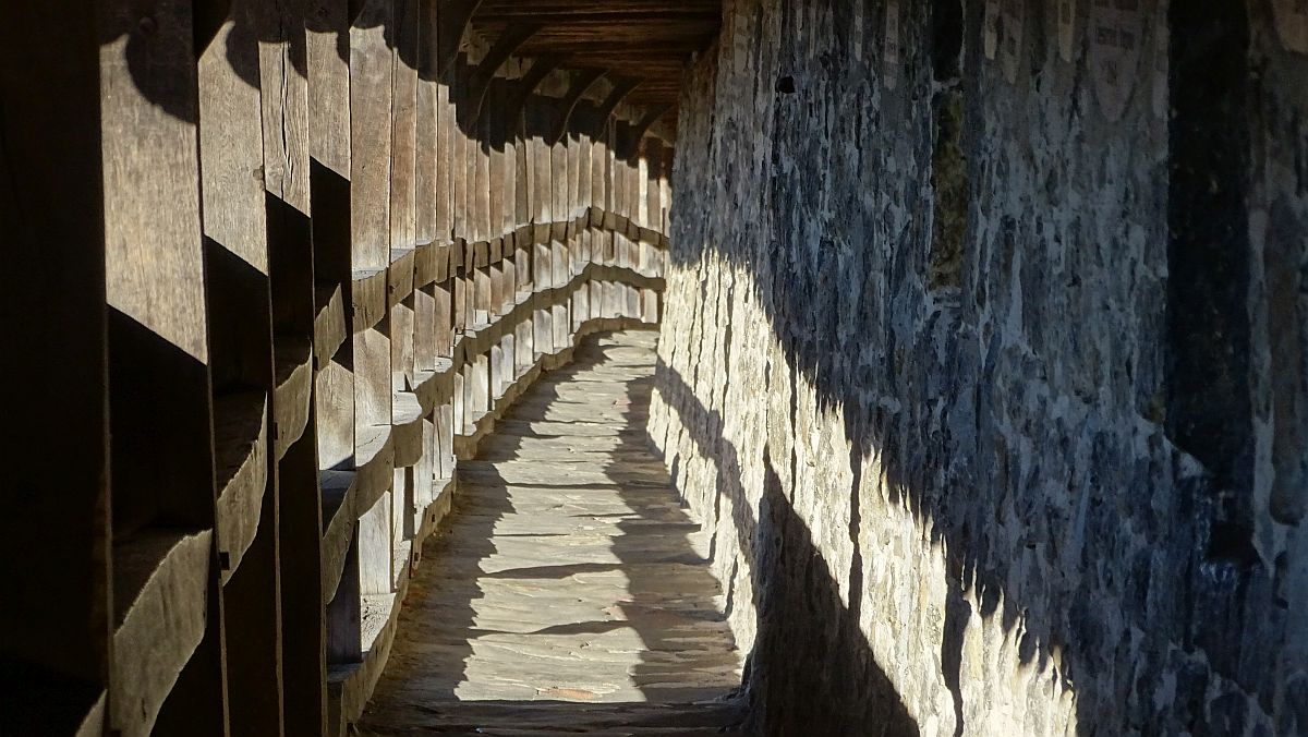 Stadtmauer im Morgenlicht