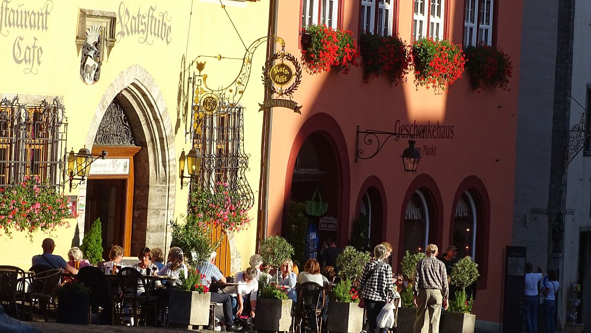 Touristen genießen die letzten Sonnenstrahlen