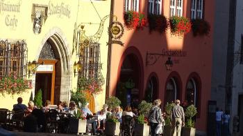 Touristen genießen die letzten Sonnenstrahlen