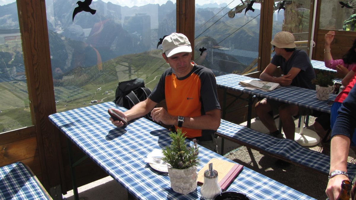 in der Toni Demetz- Hütte auf der Langkofel-Scharte