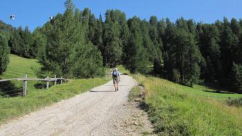 Beginn der Wanderung, über uns eine Weile die Col Raiser-Seilbahn