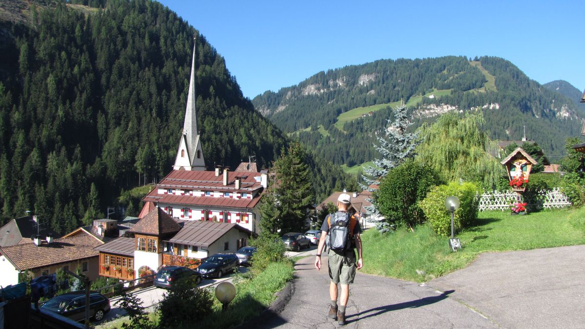 Start in St. Christina, Wanderung zur Seilbahnstation