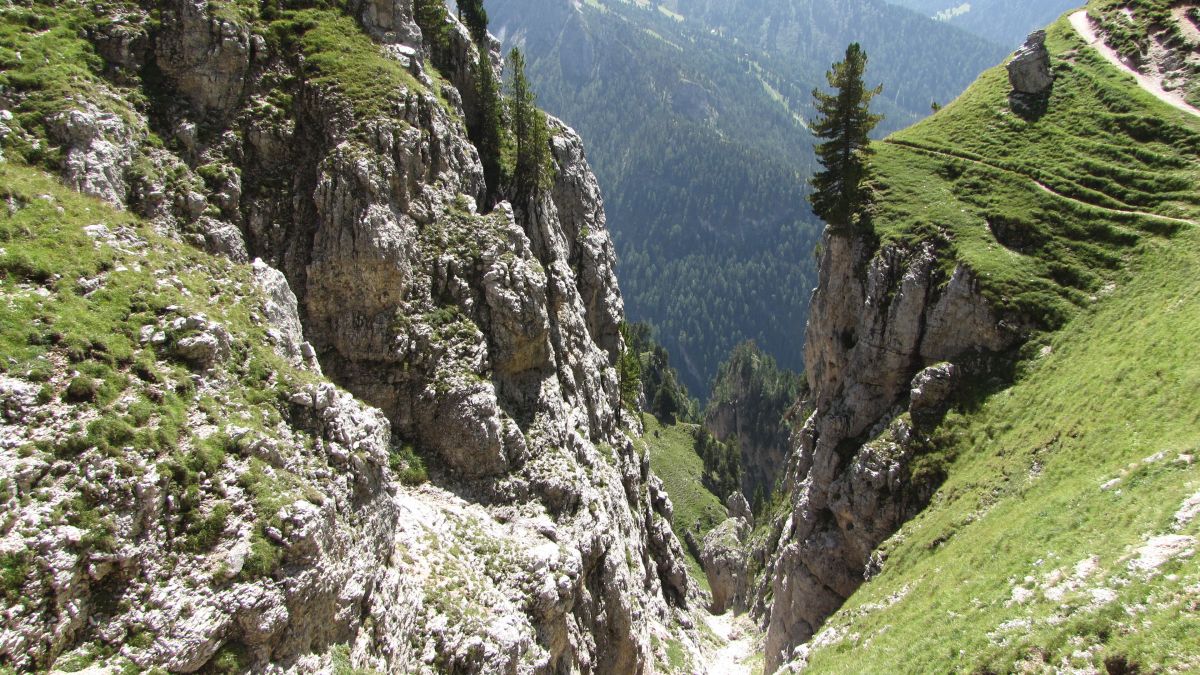 steil abfallende Schlucht